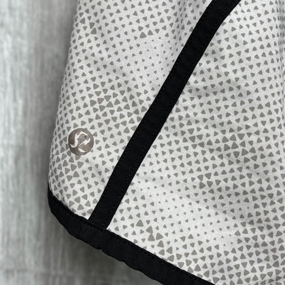 ⭐️Lululemon Tracker Short III in Diamond Camo Silver Spoon Grey [1458] - Picture 6 of 9